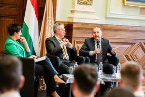 Helytállás a polgárokért - a társadalom védelme nagy természeti katasztrófák során-11 BORÍTÓ